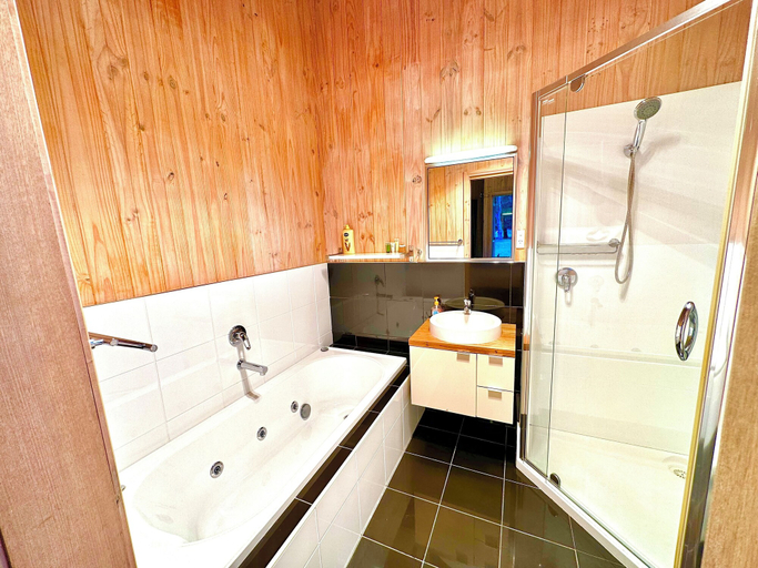 Bathroom 4, Grampians Chalets, N. Grampians - Stawell