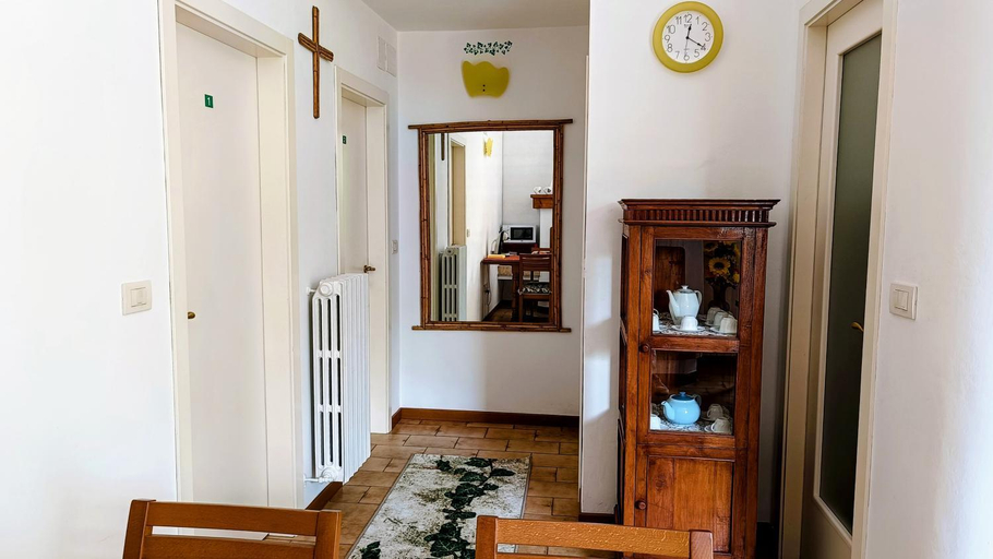 Others 5, Edera Rooms, Fermo