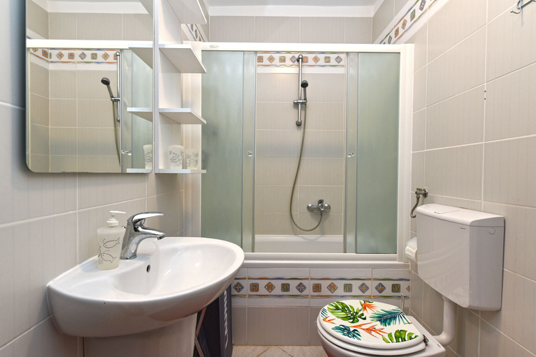 Bathroom 4, Apartment 1787, Bale