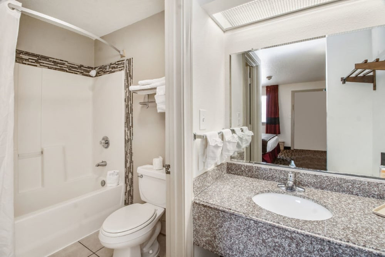 Bathroom 3, Motel6 Galveston, TX - Beach/Seawall, Galveston
