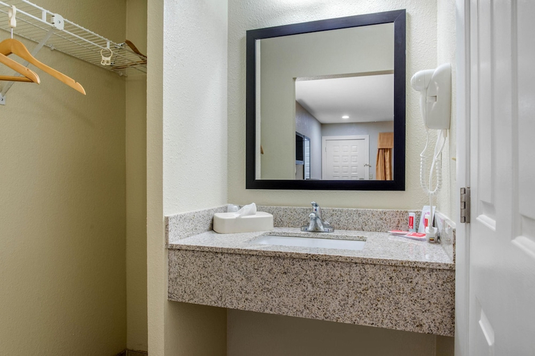 Bathroom 3, Econo Lodge Freeport - Brunswick Area, Cumberland
