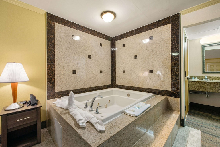 Bathroom 3, HIBISCUS Inn & Suites, Atlantic