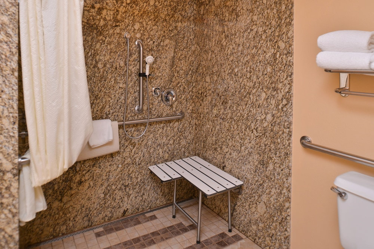 Bathroom 4, Beachfront Inn, Curry