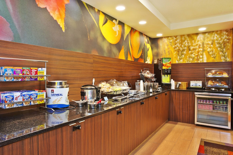 Food & Drinks 4, Fairfield Inn Suites By Marriott Chicago Southeast Hammond, Lake