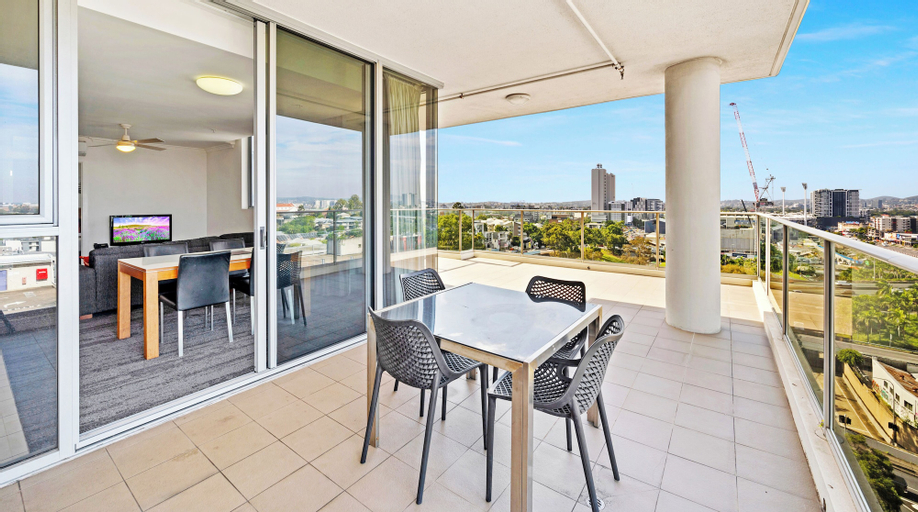 Exterior & Views 11