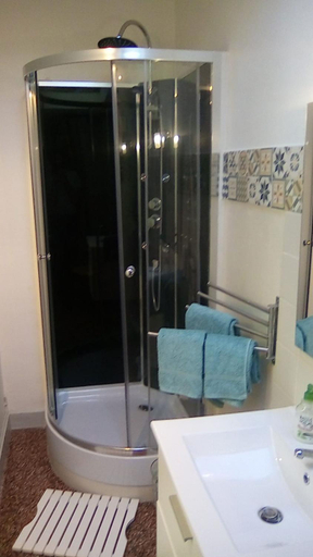 Bathroom 3, L'arbrissel, Maine-et-Loire