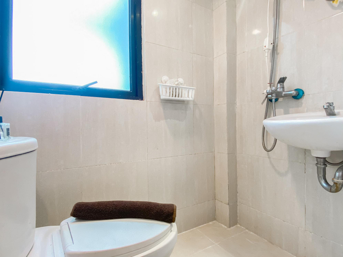 Bathroom 2, Comfortable and Enjoy Living Studio Meikarta Apartment By Travelio, Cikarang