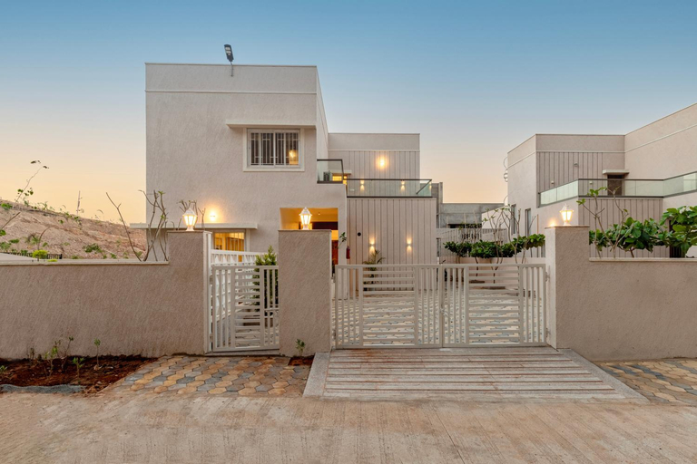 Exterior & Views
