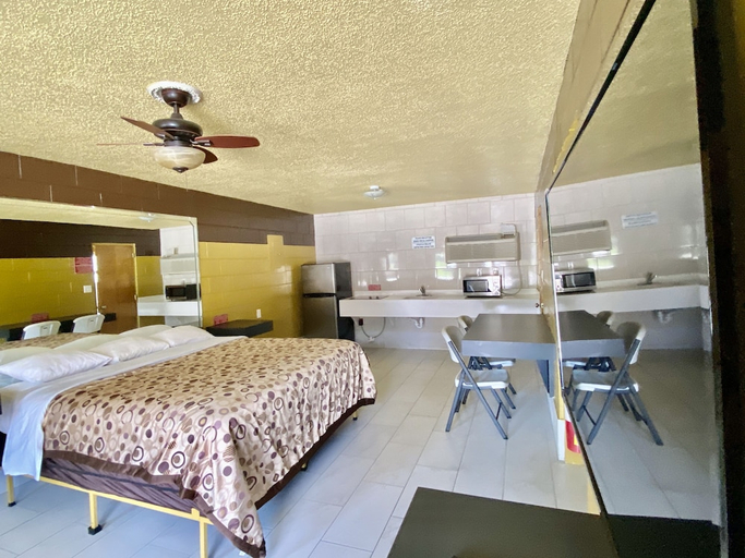 Bedroom 2, American Inn And Suites, Chatham