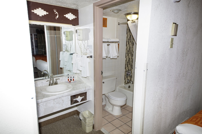 Bathroom 4, Howard Johnson by Wyndham Gallup, McKinley