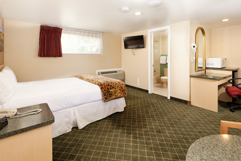Bedroom 2, Glenwood Springs Inn, Garfield