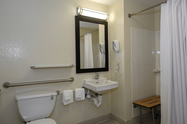 Bathroom 5, Red Roof Inn PLUS+ Gainesville, Alachua