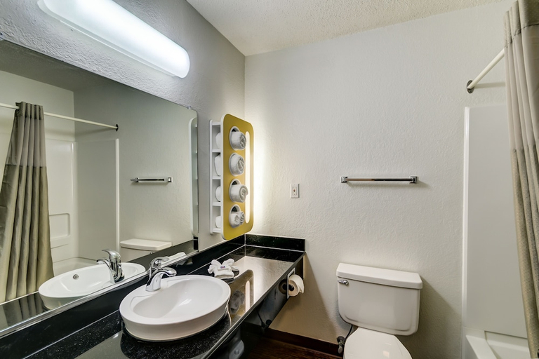 Bathroom 3, Motel6 Georgetown, KY - Lexington North, Scott