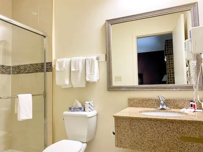 Bathroom 3, Days Inn Hamden, New Haven