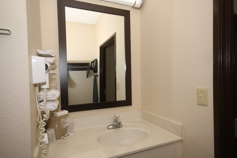 Bathroom 4, Red Roof Inn Gaffney, Cherokee