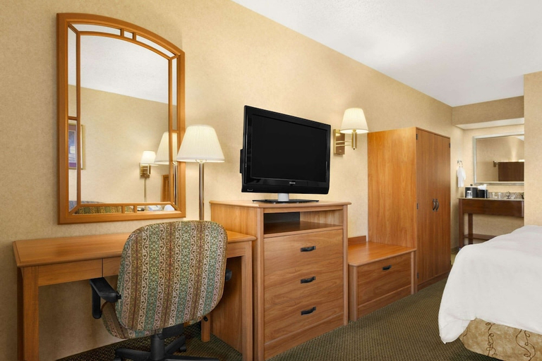 Bedroom 2, Howard Johnson Greensboro Near the Coliseum, Guilford