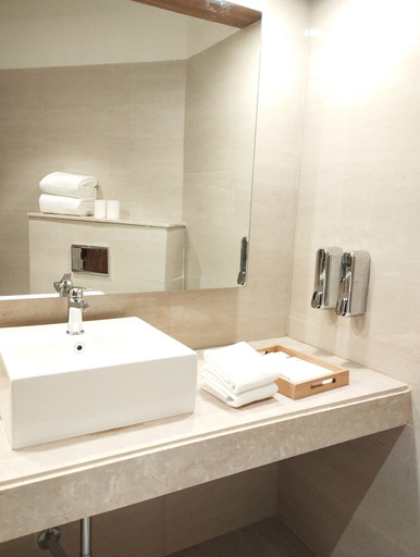 Bathroom 3, Alivaa Hotel Gurugram Sohna Road City Center, Gurgaon
