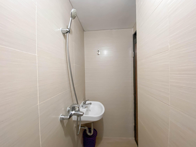 Bathroom 5, Spacious and Minimalist 3BR at Gateway Pasteur Apartment By Travelio, Bandung