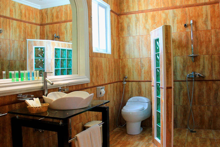 Bathroom 5, Breakfast At Monaco, Malay