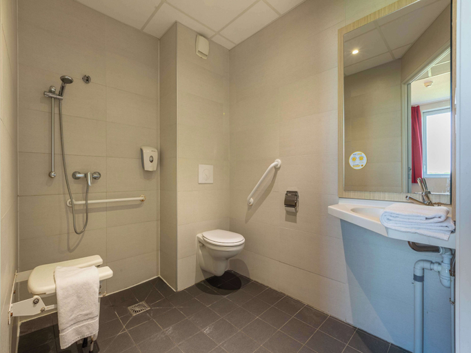 Bathroom 4, Hôtel Première Classe Chartres Barjouville, Eure-et-Loir