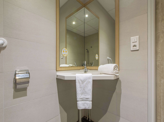 Bathroom 4, Hôtel Première Classe Chartres Barjouville, Eure-et-Loir