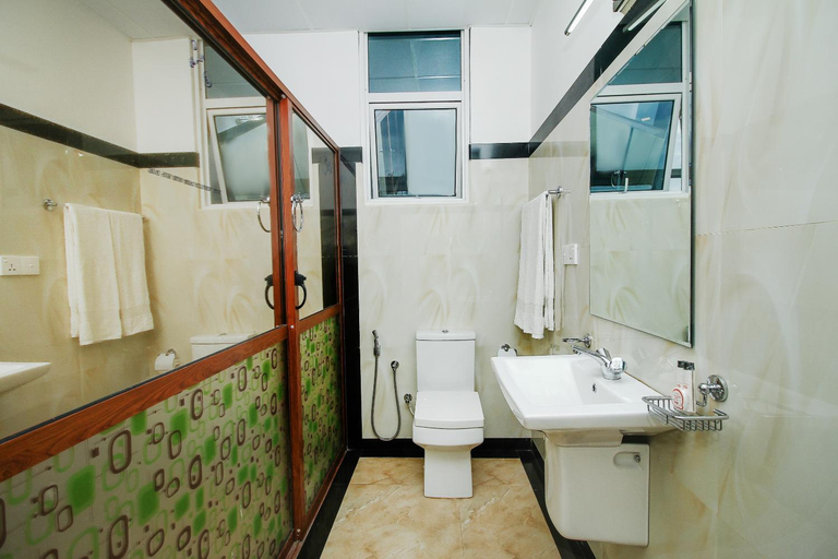 Bathroom 4, Grand Rovinka Hotel, Kesbewa