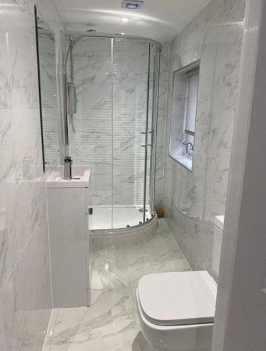Bathroom 3, Brownlows Inn Rooms, Sefton