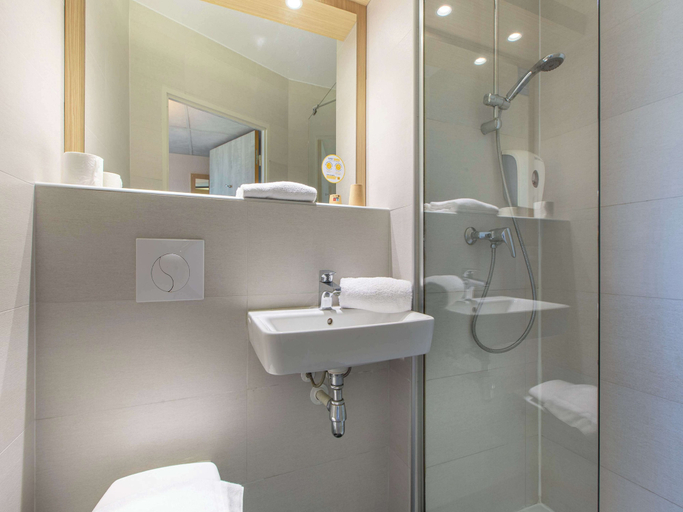 Bathroom 4, Hôtel Première Classe Chartres Barjouville, Eure-et-Loir
