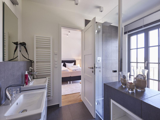 Bathroom 2, Reetland am Meer - Luxus Reetdachvilla mit 3 Schlafzimmern, Sauna und Kamin E23, Vorpommern-Rügen