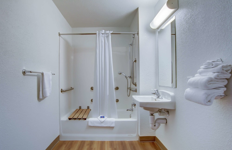 Bathroom 4, Motel 6 Grants Pass, Josephine