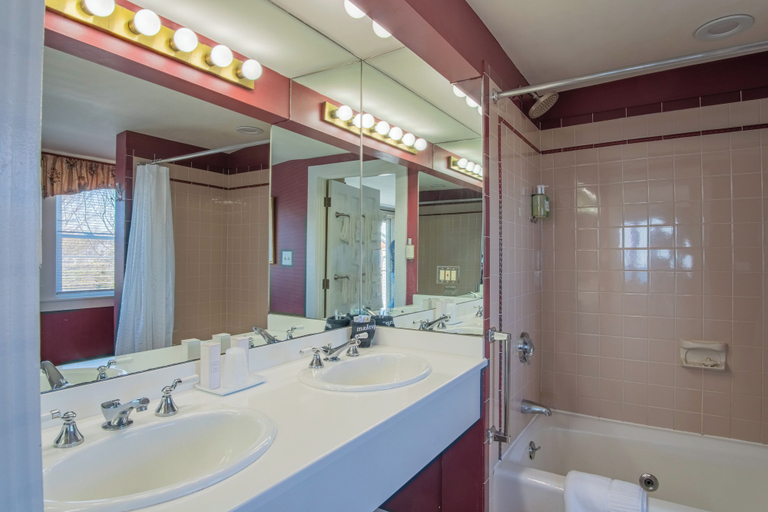 Bathroom 4, The Yankee Clipper Inn, Essex