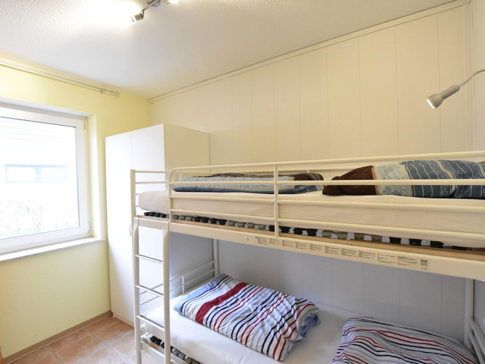 Bedroom 2, 5-zimmer-ferienunterkunft in Zierow mit Garten, Nordwestmecklenburg