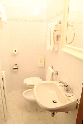 Bathroom 5, Hotel Dateo, Milano