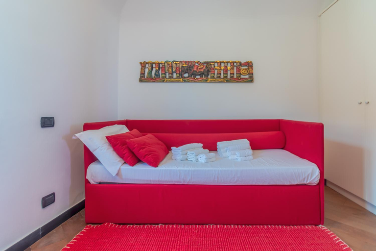 Bedroom 1, Sunny House, Genova