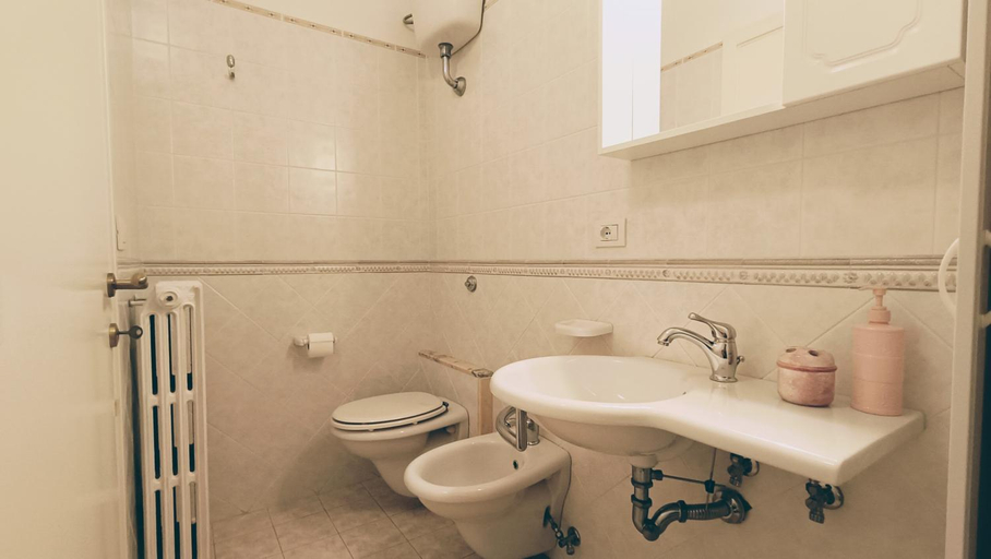 Bathroom 2, Edera Rooms, Fermo