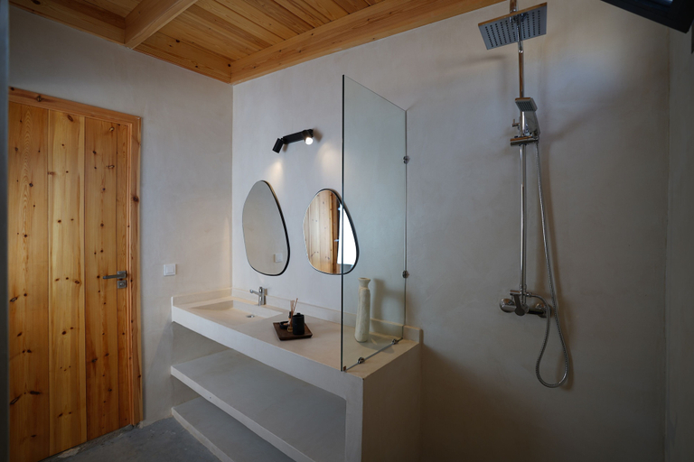 Bathroom 3, White Dune Canyon