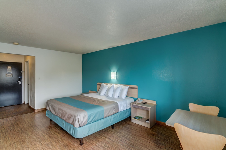 Bedroom 2, Motel6 Georgetown, KY - Lexington North, Scott