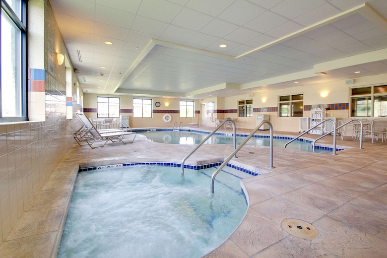 Sport & Beauty 5, Hampton Inn Suites Grafton, Ozaukee