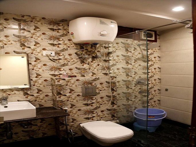 Bathroom 4, Hotel Sapphire Dx, Delhi