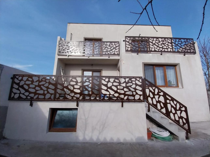 Others 3, Casa Saturn, Agigea