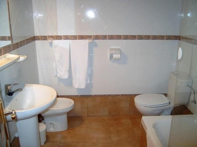 Bathroom, Picu Castiellu Aparthotel, Asturias