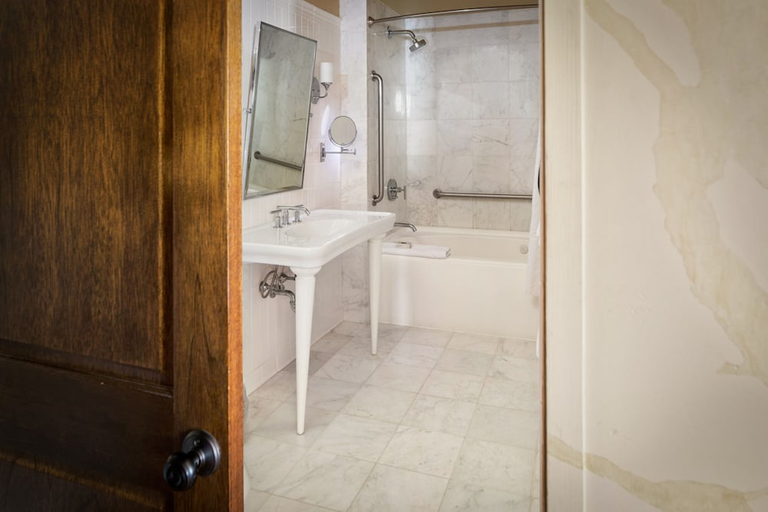Bathroom 4, HARRASEEKET INN, Cumberland