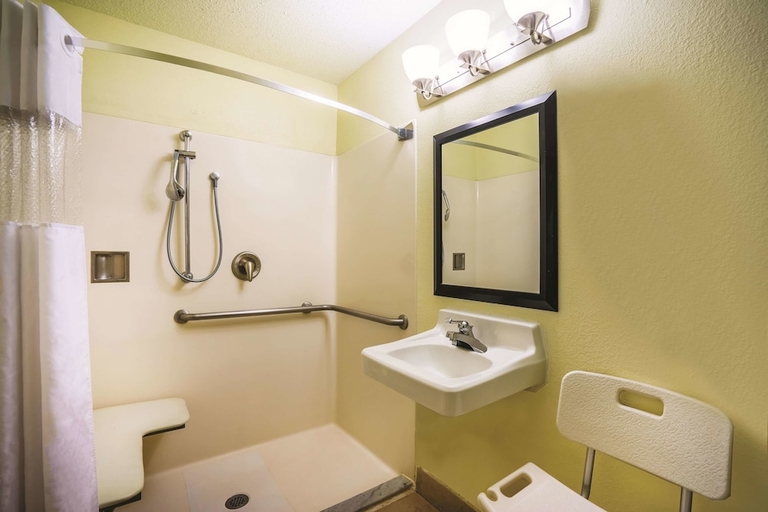 Bathroom 2, Garner Hotel Glen Burnie – BWI Airport Area, Anne Arundel