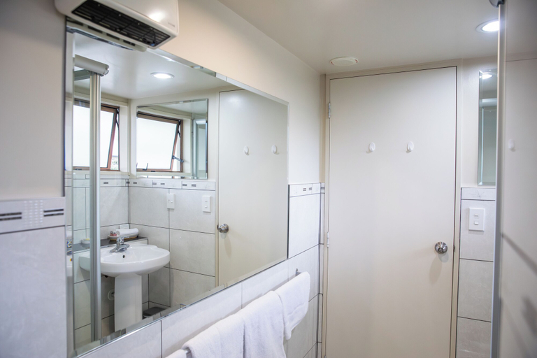 Bathroom 3, Admirals Motor Inn, Nelson