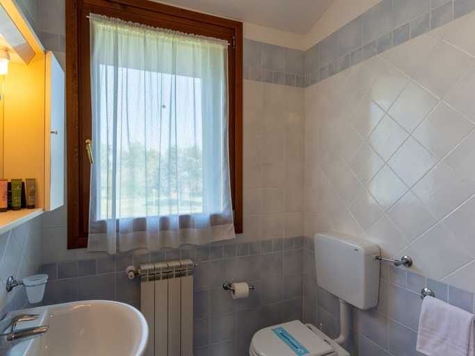Bathroom, Apartment in Albarella near Beach Activities, Rovigo