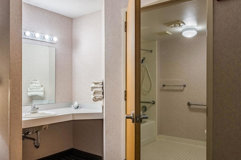 Bathroom 3, Motel6 Grand Rapids, MI - Northeast, Kent