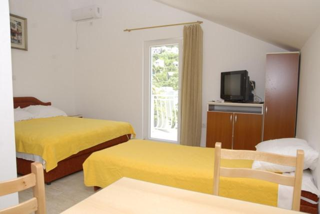 Others 4, Apartments Dosljak