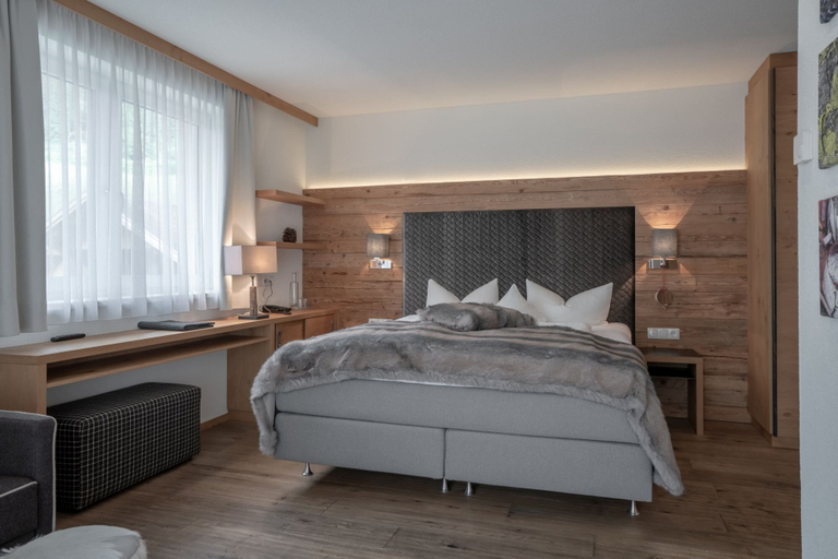 Bedroom 3, Post Hotel, Landeck
