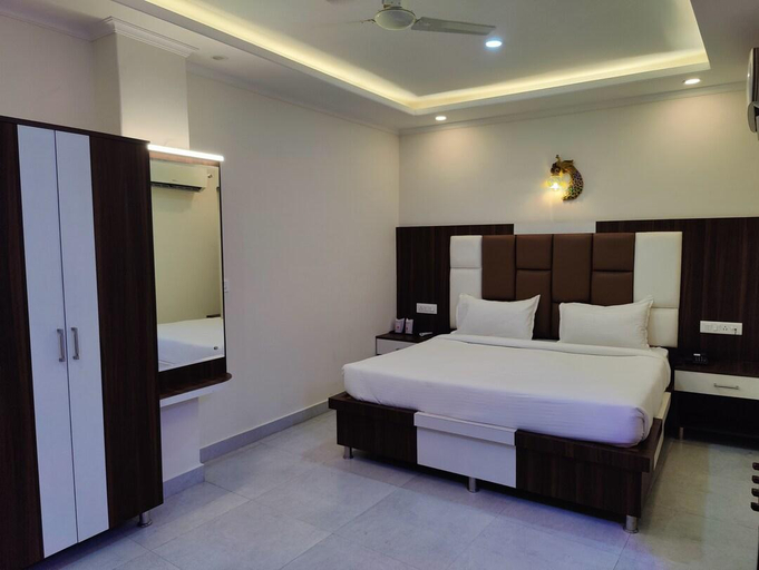 Bedroom 2, Hotel Mandi Heights - Bar, Fine Dining & Banquet Hall , Mandi