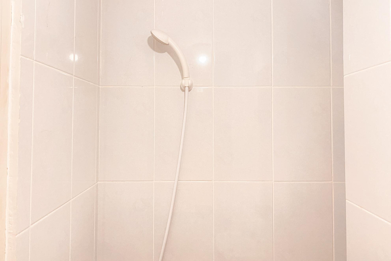 Bathroom 5, Simply Studio Apartment at Tokyo Riverside PIK 2 By Travelio, Tangerang